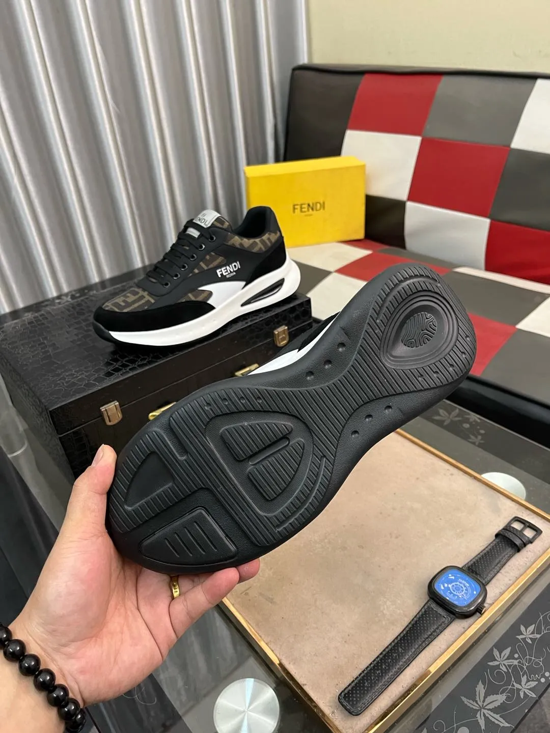 Men's Men's Shoes💰440⌚️⌚️[fendi] Fendi's classic and comfortable men's, this complex sneaker is made of soft calfskin➕genuine leather lining➕original ultra-light rubber material with rough outsole. This unique light style is suitable for the casual and refined sensibility of this season. It is comfortable and natural on the feet. It is an everyday style for casual travel in autumn and winter! 38−443️⃣colors available